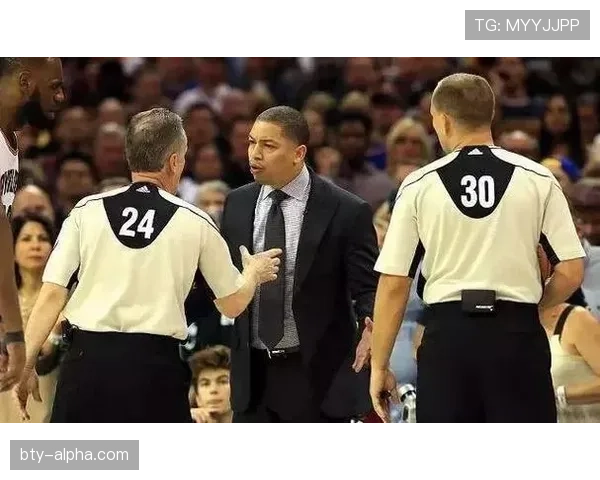 扣篮干扰规则是什么？详解NBA与FIBA判罚标准及争议点解析
